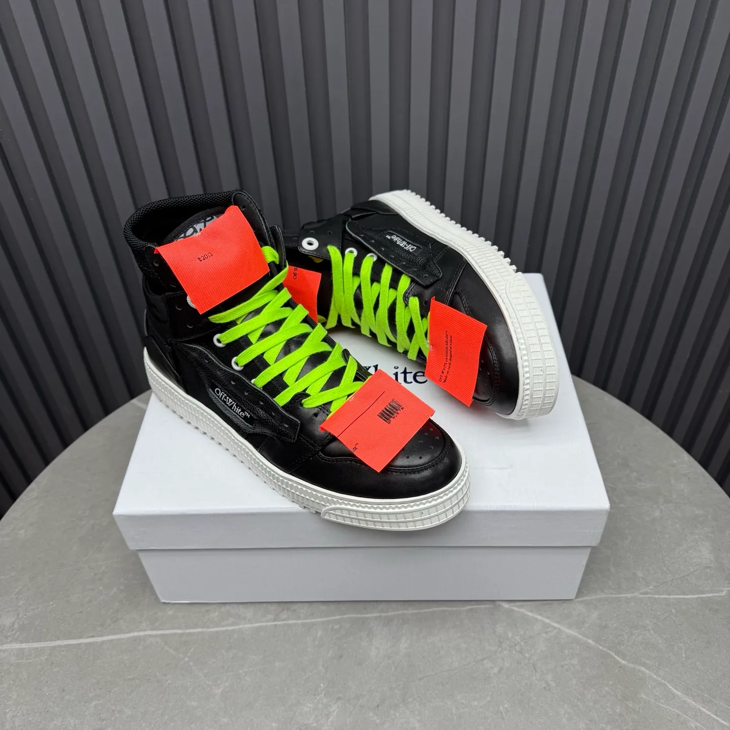 [OFF WHITE] P: 740💰Couple model👫, Size: Female 35-40. Male 39-44 (45.46 customized) High-quality version👊 "Out of office" series original molding, original lasting, production process 1:1 original ➰OFF GRAY WHITE OW ➰ First-layer cowhide, imported skin-friendly and environmentally friendly polyester mesh, original molding, high elasticity and environmentally friendly molding pad Made with the original lasting process. The original molded rubber outsole (never yellows and deforms) has a super correct shape, bright color and strong three-dimensional effect👍. Packaging💯Full set of packaging synchronized with the official website (branded paper, certificate of quality, branded cloth bag)